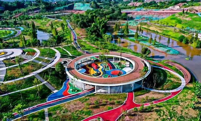 泸州植物园市民可乘坐161b,k167,210路公交车在"沙湾"下车到达;也可