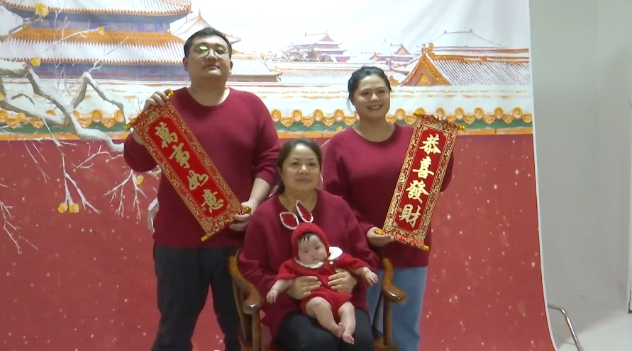 大听网>正文> 据影楼店长黄小燕介绍,有些家庭几个月就预定了春节的